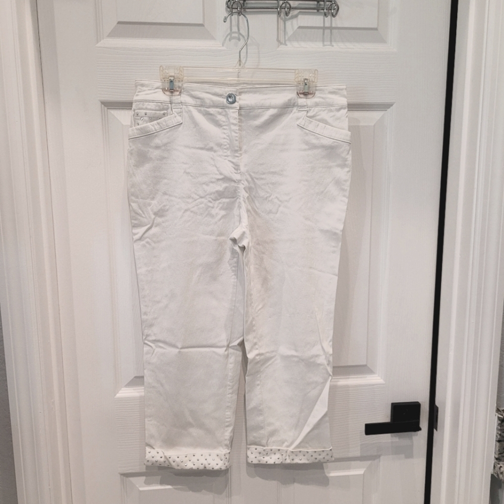 White stretch capris w bling trim on bottom cuff and front coin pocket size 10
